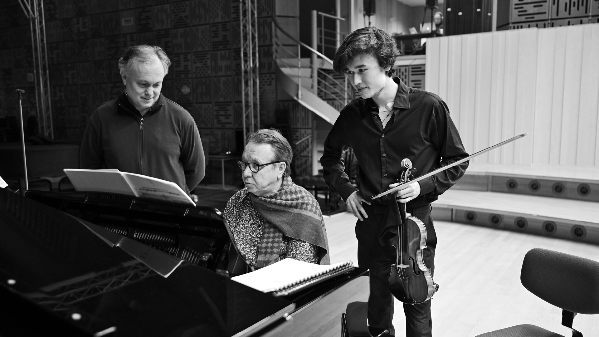 Alexey Shor, Mikhail Pletnev und Daniel Lozakovich während der Aufnahme im Muziekcentrum van de Omroep, Hilversum, Niederlande (Oktober 2023).