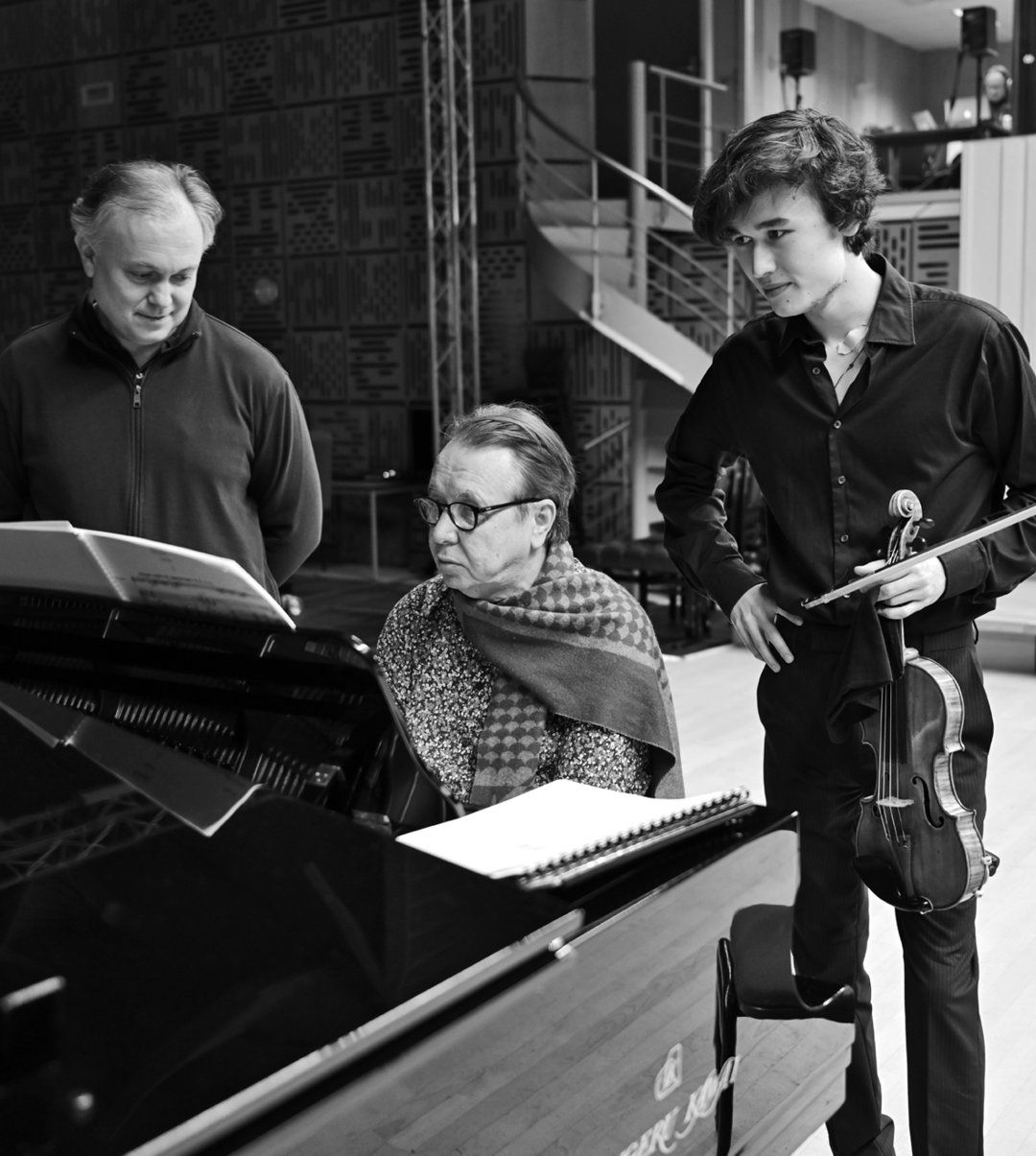 Alexey Shor, Mikhail Pletnev und Daniel Lozakovich während der Aufnahme im Muziekcentrum van de Omroep, Hilversum, Niederlande (Oktober 2023).